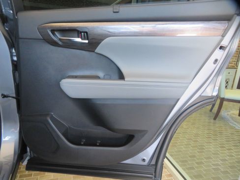 Used 2021 Toyota Highlander Platinum FWD image 23