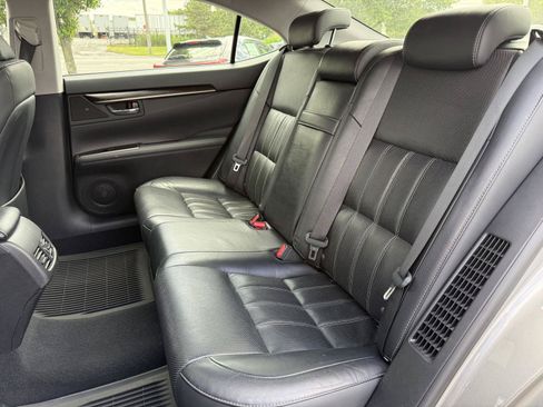 Used 2017 Lexus ES 300h FWD image 22