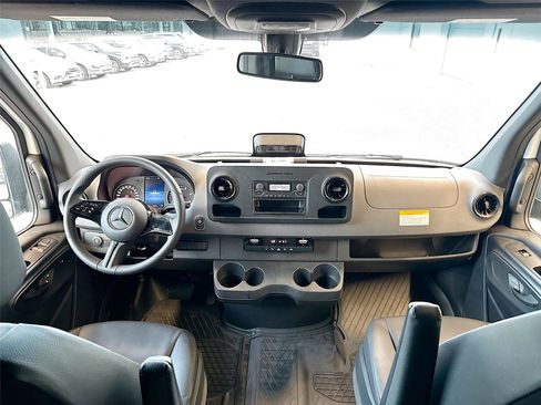 Used 2025 Mercedes-Benz Sprinter 2500 image 3