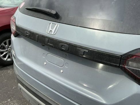 Used 2025 Honda Pilot TrailSport image 7