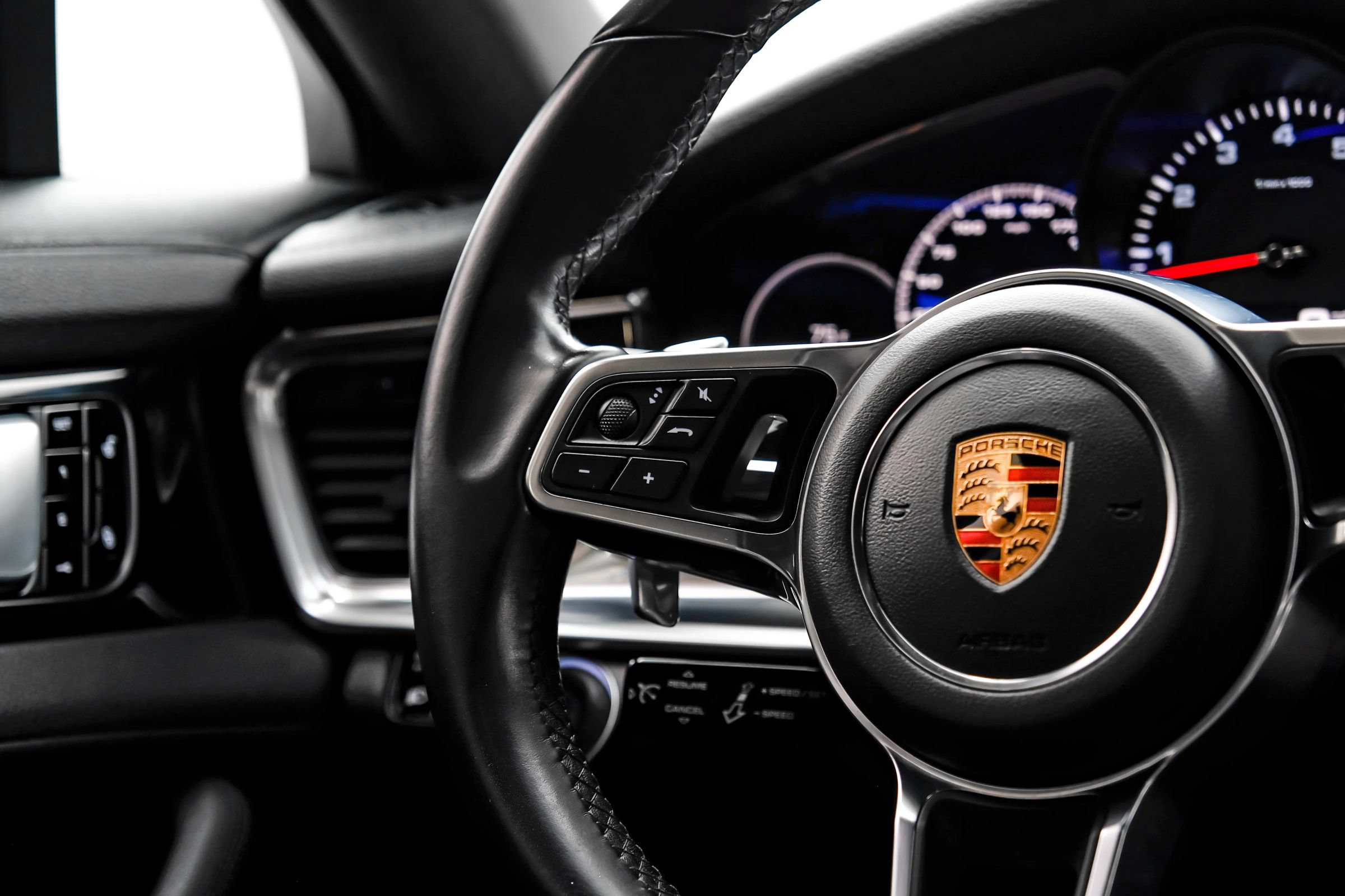 Used 2018 Porsche Panamera image 15
