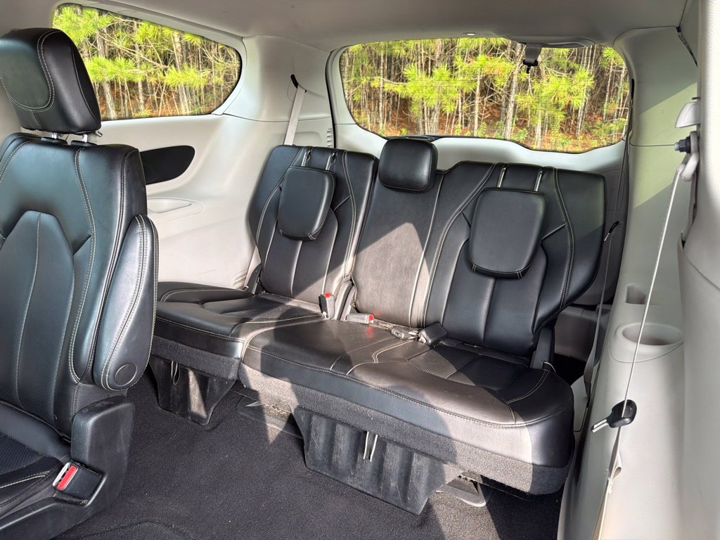 Used 2023 Chrysler Pacifica Touring-L FWD image 12