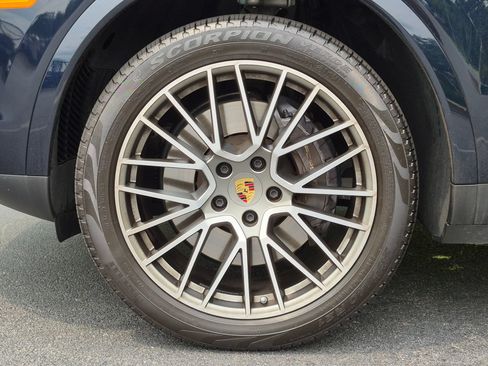 Certified 2023 Porsche Cayenne Platinum Edition AWD/4WD image 37