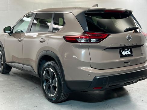 Used 2024 Nissan Rogue SV FWD image 3