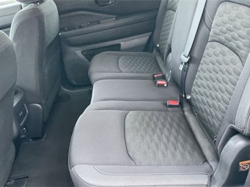 Used 2024 Nissan Pathfinder S image 21