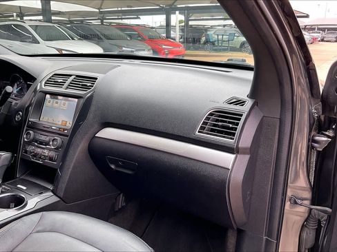 Used 2017 Ford Explorer XLT w/ Equipment Group 202A AWD/4WD image 17