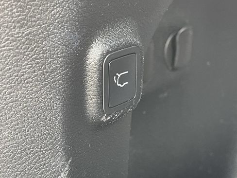 Used 2020 Jeep Cherokee Limited image 22