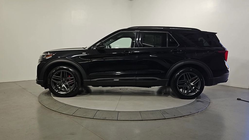 Used 2025 Ford Explorer ST-Line w/ ST-Line Street Pack AWD/4WD image 2
