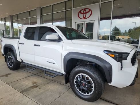 Certified 2025 Toyota Tacoma TRD Off-Road AWD/4WD image 4
