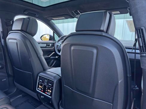 Used 2021 Porsche Cayenne Turbo S image 39