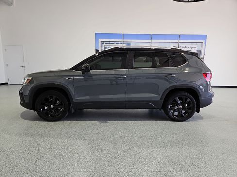 Certified 2023 Volkswagen Taos SE w/ Panoramic Sunroof Package FWD image 5