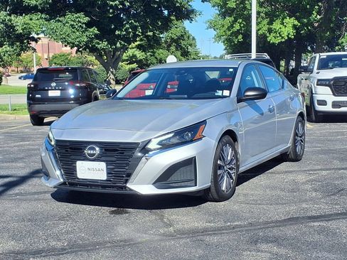 Used 2024 Nissan Altima 2.5 SV FWD image 2
