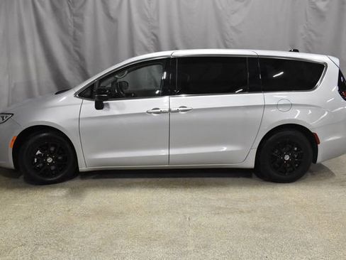 Certified 2024 Chrysler Pacifica Touring-L image 6