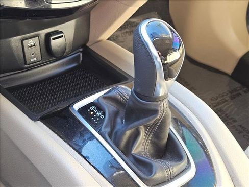 Used 2017 Nissan Rogue SV w/ SV Premium Package image 13