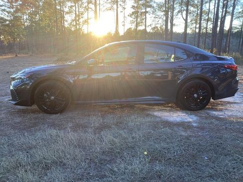 Used 2025 Toyota Camry SE image 2