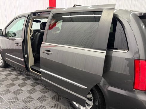 Used 2016 Chrysler Town & Country Touring FWD image 13