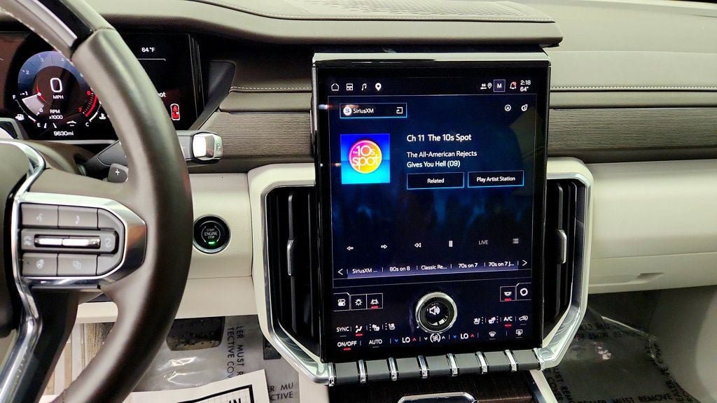 Used 2025 GMC Acadia Denali w/ Super Cruise Package FWD image 17