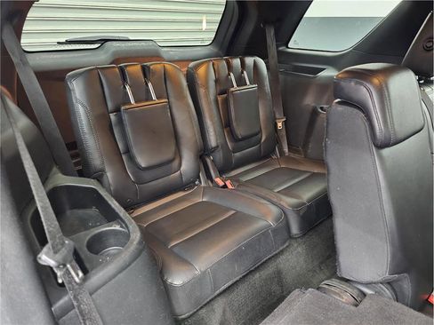 Used 2018 Ford Explorer XLT w/ Equipment Group 202A FWD image 13