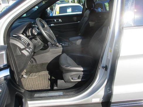 Used 2017 Ford Explorer XLT w/ Equipment Group 202A image 7