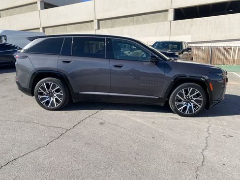 Used 2025 Jeep Wagoneer S Limited w/ Comfort Package image 4