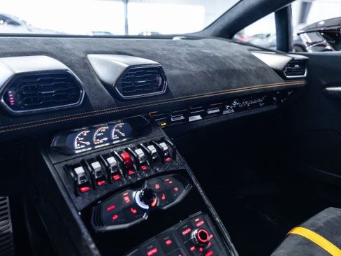 Used 2018 Lamborghini Huracan Performante AWD/4WD image 14