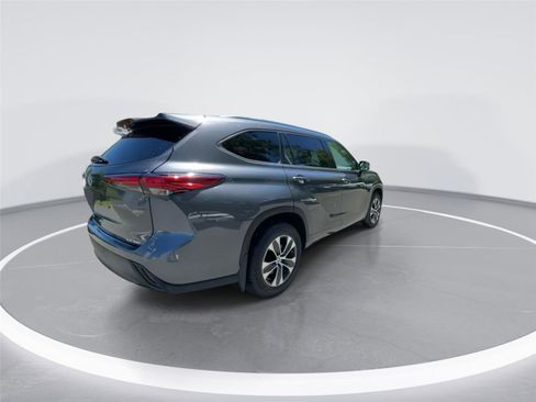 Used 2021 Toyota Highlander XLE AWD/4WD image 8