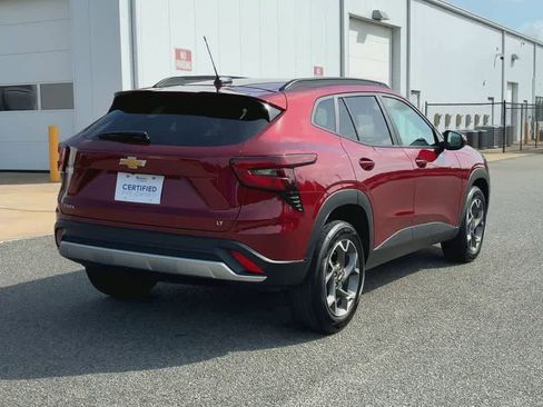 Used 2025 Chevrolet Trax LT w/ LT Convenience Package FWD image 8