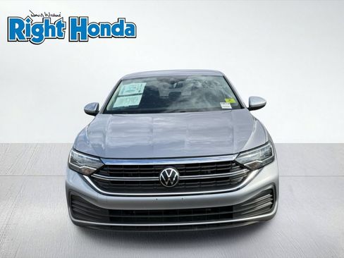 Used 2024 Volkswagen Jetta SE FWD image 5