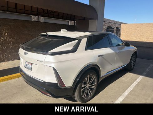 Used 2024 Cadillac Lyriq Luxury AWD/4WD image 4