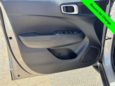 Used 2023 Hyundai Venue SEL FWD image 10
