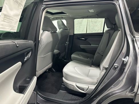 Used 2025 Toyota Highlander XLE image 46