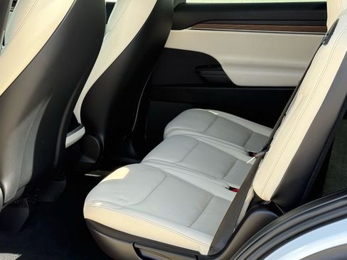 Used 2023 Tesla Model X image 7