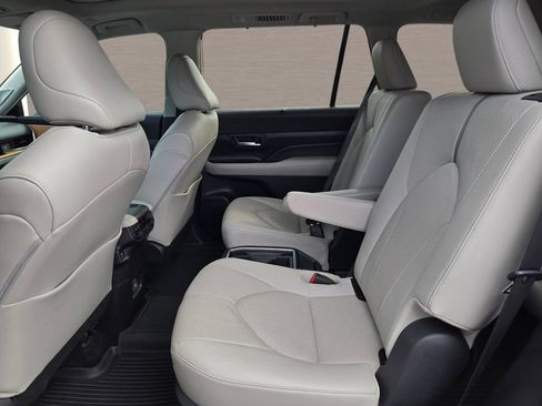 Used 2024 Toyota Grand Highlander AWD image 14