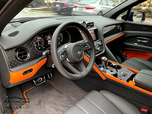 Used 2025 Bentley Bentayga image 13