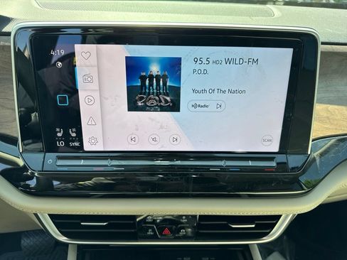 Used 2025 Volkswagen Atlas SE w/ Panoramic Sunroof Package FWD image 12