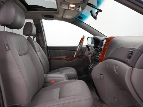 Used 2008 Toyota Sienna XLE Limited FWD image 11