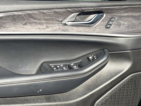 Used 2024 Jeep Grand Cherokee Limited w/ Luxury Tech Group II image 11