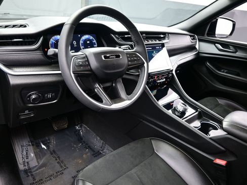 Used 2024 Jeep Grand Cherokee Altitude image 13