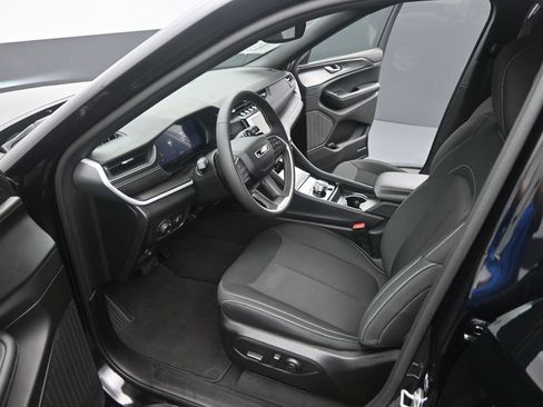 Used 2024 Jeep Grand Cherokee Laredo AWD/4WD image 9
