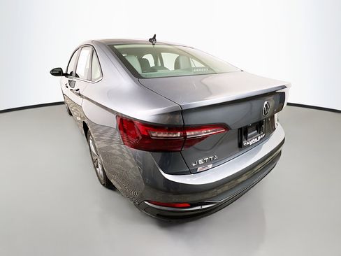 Used 2024 Volkswagen Jetta SE FWD image 8