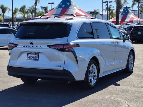 Used 2022 Toyota Sienna XLE image 5