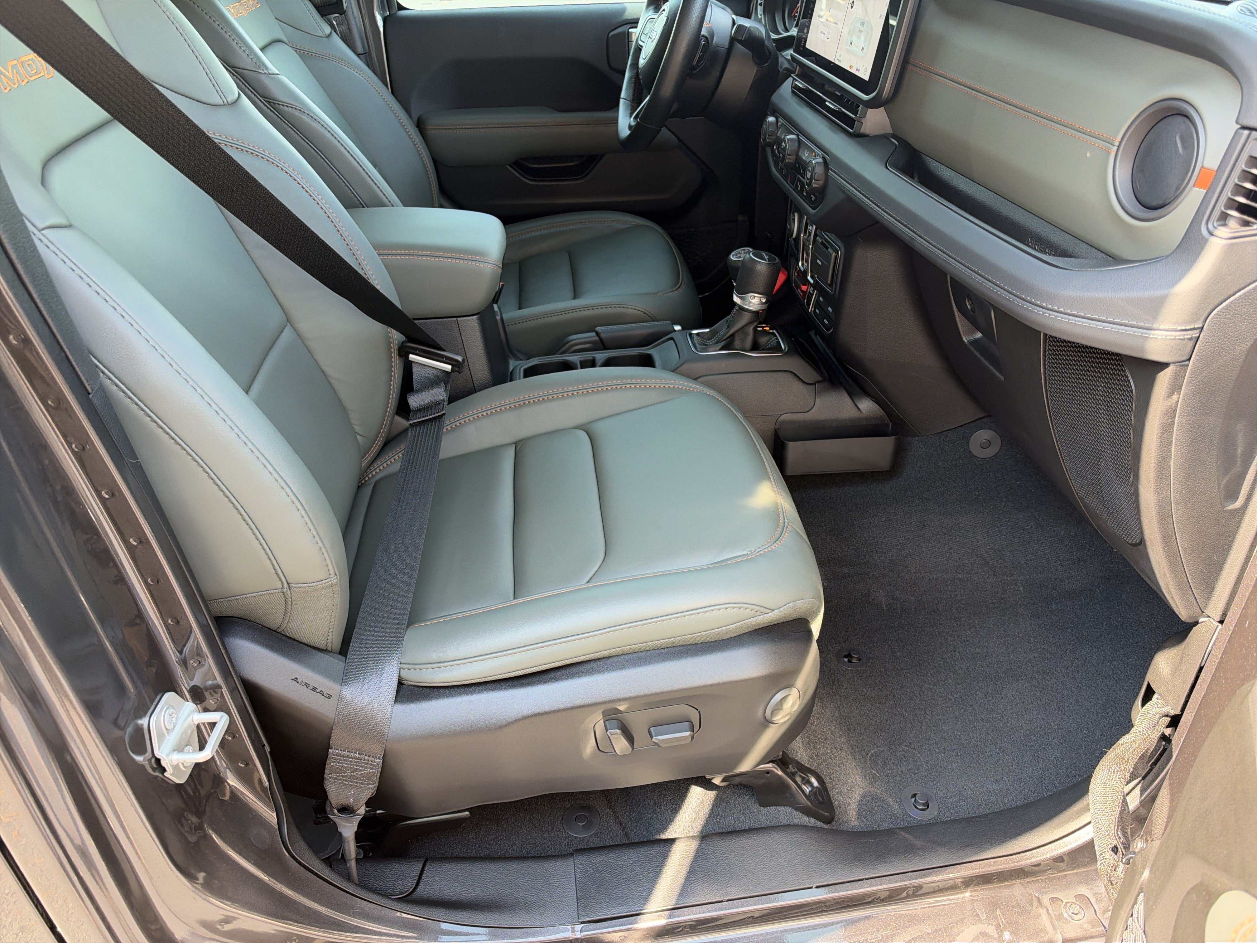 Used 2024 Jeep Gladiator Mojave AWD/4WD image 16