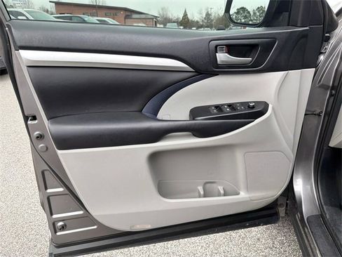 Used 2018 Toyota Highlander XLE image 10