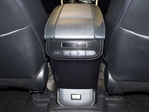 Used 2024 Toyota Highlander XLE AWD/4WD image 39