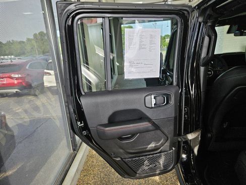 Used 2025 Jeep Gladiator Rubicon w/ Convenience Group AWD/4WD image 15
