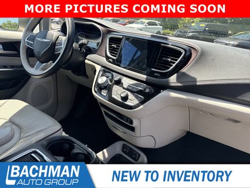 Used 2017 Chrysler Pacifica Limited FWD image 6
