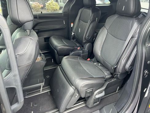 Used 2025 Toyota Sienna Platinum image 15