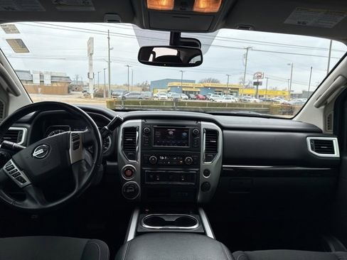 Used 2019 Nissan Titan SV w/ SV Convenience Package image 10