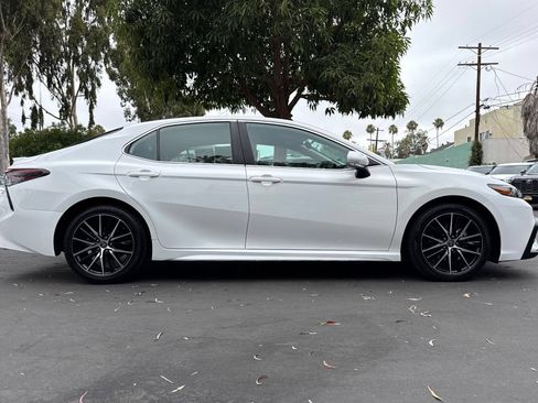 Used 2023 Toyota Camry SE FWD image 3