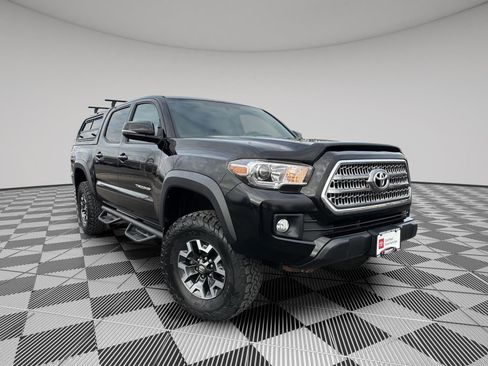 Used 2017 Toyota Tacoma TRD Off-Road w/ Tow Package (A/T) image 1